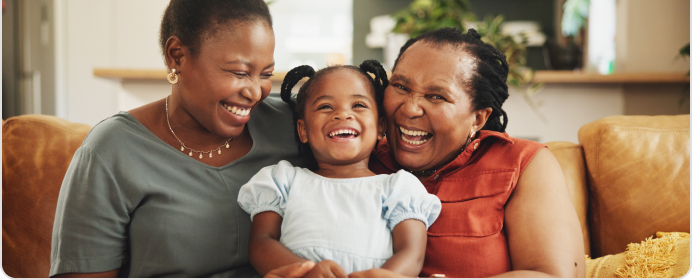 Pessoas felizes sorrindo e se abraçando com alegria.