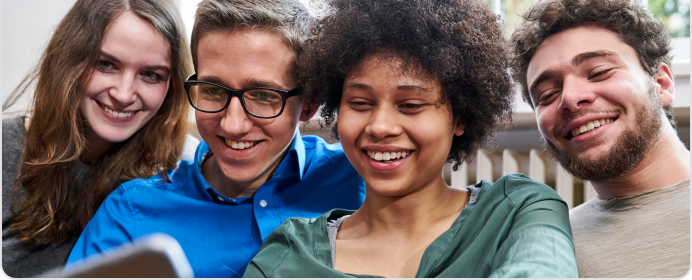 Pessoas felizes sorrindo e se abraçando com alegria.